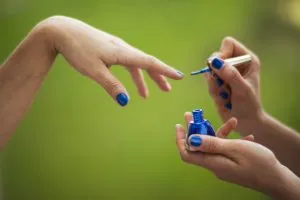 malowanie paznokci na niebieski kolor